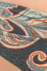 Bombacha de bikini de tiro medio con faja fruncida en la cintura, confeccionada con un estampado tipo paisley en tonos oscuros, azules y ocres.