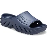 Chancla Crocs Echo Slide, completamente moldeada en color negro, con diseño esculpido y audaz, orificios de ventilación en la parte superior y suela con relieve ondulado.