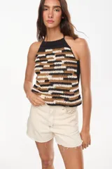 Top tejido a mano con diseño artesanal y patrón geométrico abstracto en tonos negro, tostado y crudo, con escote halter.