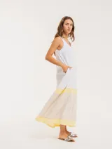 Vestido largo color blanco con franjas horizontales en amarillo y beige, de lino, con escote en V y bolsillos laterales.