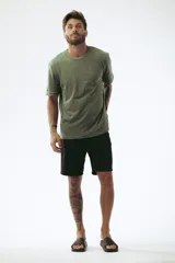 Remera verde militar de manga corta, cuello redondo y calce clásico.