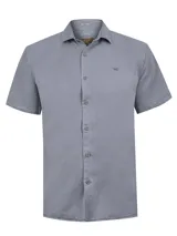 Camisa de manga corta color gris, de corte clásico con cuello camisero, cierre frontal de botones y bordado pequeño de un pato en el pecho.