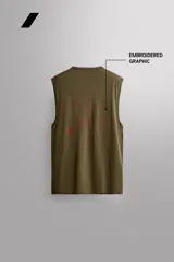 Musculosa Zara Athleticz de corte holgado, confeccionada en tejido ligero de lino y algodón, con cuello redondo y diseño sin mangas.