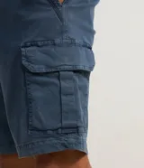 Bermuda cargo para hombre en sarga gris oscuro, con bolsillos laterales con solapa y cierre de botón y cremallera.