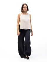 Musculosa de lino con cuello redondo, diseño holgado y laterales abiertos unidos por tres tiras horizontales.