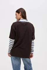 Remera de algodón lavado color beige, de manga corta y calce clásico, con pequeño bordado de estrella en el pecho.