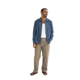 Camisa de manga larga azul con textura de pana fina, cuello clásico y bolsillo en el pecho.