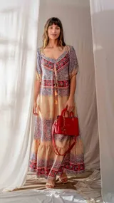 Vestido largo con estampado multicolor, escote en V y mangas cortas.