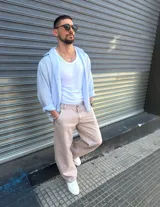 Camisa de corte relajado, color celeste pastel, con cuello cubano y mangas largas arremangadas.