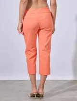Pantalón capri color beige, de gabardina elastizada, con pretina ancha elastizada y bolsillos simulados.