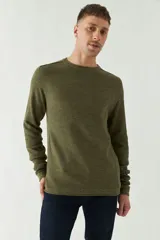 Sweater verde militar de algodón, corte slim, mangas largas con puños y logo bordado en el pecho.