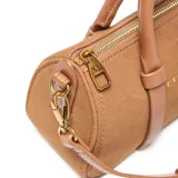 Cartera tipo baúl compacta de símil gamuza color tostado, combinada con detalles en PU liso del mismo tono. Cuenta con doble asa corta rígida, correa larga regulable y desmontable, y herrajes metálicos dorados. El compartimento principal tiene cierre superior y un bolsillo interno con cierre. Presenta el logo XL metalizado en la parte frontal.