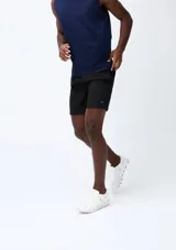 Bermuda deportiva de color azul marino, con bolsillos laterales y cintura elástica.