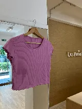 Remera de morley color mostaza, de manga corta con terminación fruncida.