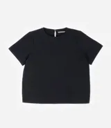 Blusa de manga corta color beige, confeccionada en tela texturizada. Presenta cuello redondo con detalle de pespuntes y cierre trasero con botón en forma de lágrima.