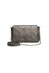 Cartera bandolera color plateado oscuro con efecto arrugado y costuras verticales. Cuenta con una correa combinada de cadena metálica y tira de hombro en PU.