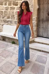 Jean Oxford de tiro alto, confeccionado en denim elastizado con doble lycra en la zona del tiro. Cuenta con bolsillos traseros, diseño ajustado en la cadera y muslos, y botamanga ancha de corte acampanado.