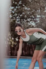 Musculosa deportiva verde con detalles en blanco.