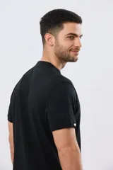 Remera estilo polo con cuello mao y manga corta, de color bordó con detalles en azul en los bordes de las mangas y cuello. Cuenta con cierre frontal parcial de tres botones y pequeño logo bordado en el pecho.