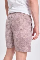 Short de baño color crudo con estampado de pequeñas líneas verticales color marrón.