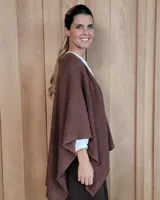 Ruana tejida en algodón con destellos de lurex, de corte amplio y diseño abierto, con textura en punto relieve.