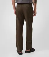 Pantalón cargo de corte recto en color beige, confeccionado en tejido de sarga de algodón. Cuenta con bolsillos laterales y bolsillos cargo con solapa en las piernas, cintura con pasacintos y cierre frontal con botón y cremallera.