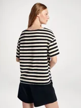 Camiseta de corte regular con estampado de rayas horizontales en blanco y negro, cuello redondo y mangas cortas.