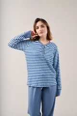 Pijama largo celeste con estampado de ondas horizontales en azul y blanco. Camiseta de manga larga con cuello en V abotonado y pantalón con puños.