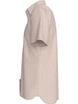 Camisa de manga corta Tommy Hilfiger confeccionada en tejido oxford de algodón. Presenta un diseño a rayas verticales en color naranja y blanco, cuello con botones y logo de la marca bordado en el pecho.