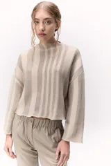 Sweater tejido de punto a rayas texturizado con lurex, color verde y azul. Cuenta con un calce oversize, mangas tres cuartos y cuello bote.
