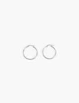 Aros tipo argolla de acero quirúrgico hipoalergénico, color plateado.