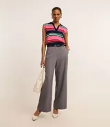 Pantalón de vestir gris de corte recto y cintura alta, con trabillas en la cintura, cierre tradicional y cinturón fino de material sintético con hebilla metalizada.