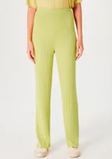 Pantalón de punto acanalado color rosa, de corte recto y tiro alto.