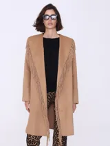 Tapado color camel con cuello con flecos y mangas largas.