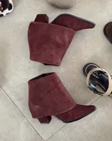 Botin de gamuza negra con punta fina y taco cuadrado.