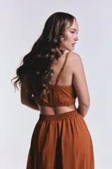 Top color ladrillo con breteles finos regulables, escote en V y nudo en el centro del busto.