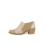 Botín de cuero azul con detalle de cuero texturizado en la puntera y el talón, elástico lateral y taco de madera.