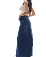 Falda larga de denim azul oscuro, de corte recto y tiro alto.