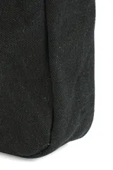 Bandolera verde militar de nylon con correa ajustable, bolsillo frontal con cierre y logo estampado.