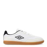 Championes Umbro de estilo clásico inspirados en el fútbol de salón. Presentan una capellada de material sintético y gamuza en color negro, con el logo de la marca en blanco en el lateral y una suela de goma color caramelo diseñada para ofrecer agarre en superficies lisas.