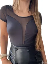 Body negro de mangas cortas con escote redondo y transparencias de tul en la parte superior del pecho.