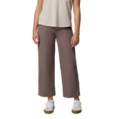Pantalón de pierna ancha estilo chino, color marrón, con cintura alta, trabillas para cinturón, bolsillos inclinados laterales y bolsillos traseros.
