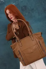 Cartera tipo tote de diseño estructurado en símil cuero, con doble asa rígida y correa regulable. Presenta múltiples bolsillos frontales con cierre y solapa, ofreciendo un estilo versátil y espacioso.