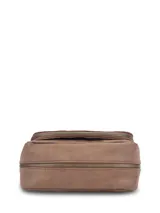 Bandolera Hush Puppies modelo V26Lf Derby Cross, color marrón, con solapa frontal, cierres laterales y correa ajustable.