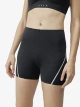 Short deportivo negro de tejido Shape_Tech, con tecnología performance, compacto y ligero. Diseño sin cinturilla, con costuras termoselladas y cinta reflectante decorativa en los laterales.
