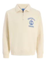 Buzo de media cierre y cuello polo color beige, con estampado azul en el pecho que dice "University of Hawaii" y manga larga.