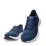 Championes de running Under Armour modelo Ascend, color azul con detalles en naranja y suela blanca. Presentan capellada de malla transpirable y logo de la marca en el lateral.