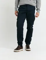 Pantalon cargo de corte ajustado en color verde grisáceo, con bolsillos laterales con solapa y puños elásticos en los tobillos.