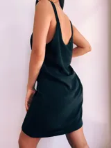 Vestido corto negro de breteles finos.