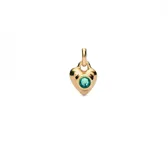 Dije charm dorado en forma de corazón con cristal verde engarzado.